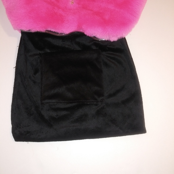 Super Soft Crossbody Bag w/ Removable Chain Stra - Picture 6 of 8